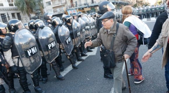 "Un nuevo golpe a los viejos": adultos mayores en Argentina corren el riesgo de quedarse sin pensión