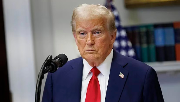 La popularidad de Trump alcanza su mínimo histórico en su segundo mandato, según encuesta reciente