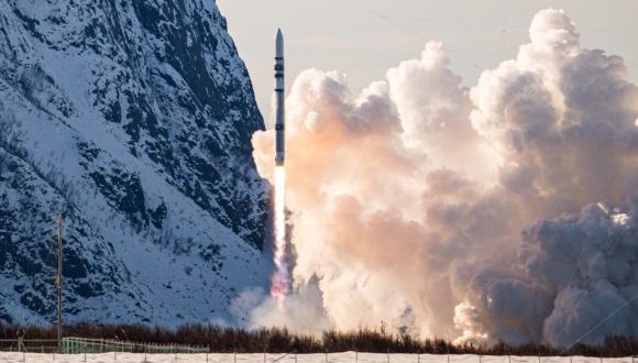Treinta segundos después de despegar desde Noruega, el cohete alemán Spectrum pierde el control y se estrella contra el suelo