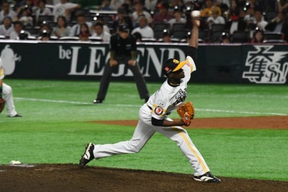 Liván Moinelo obtiene su primer triunfo en beisbol de Japón