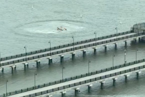 Seis personas mueren al estrellarse un helicóptero en el río Hudson de New York (+ Video)
