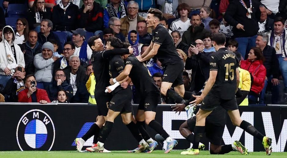 Valencia sorprende al Real Madrid y lo aleja en la carrera por LaLiga