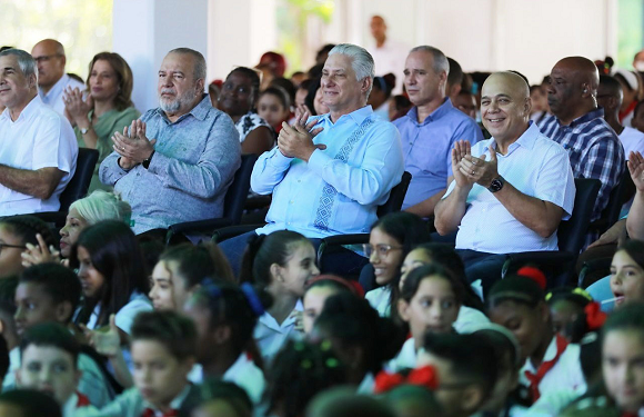 Abre nuevamente sus puertas el Palacio Central de Pioneros, presidente cubano asiste a su reinauguración